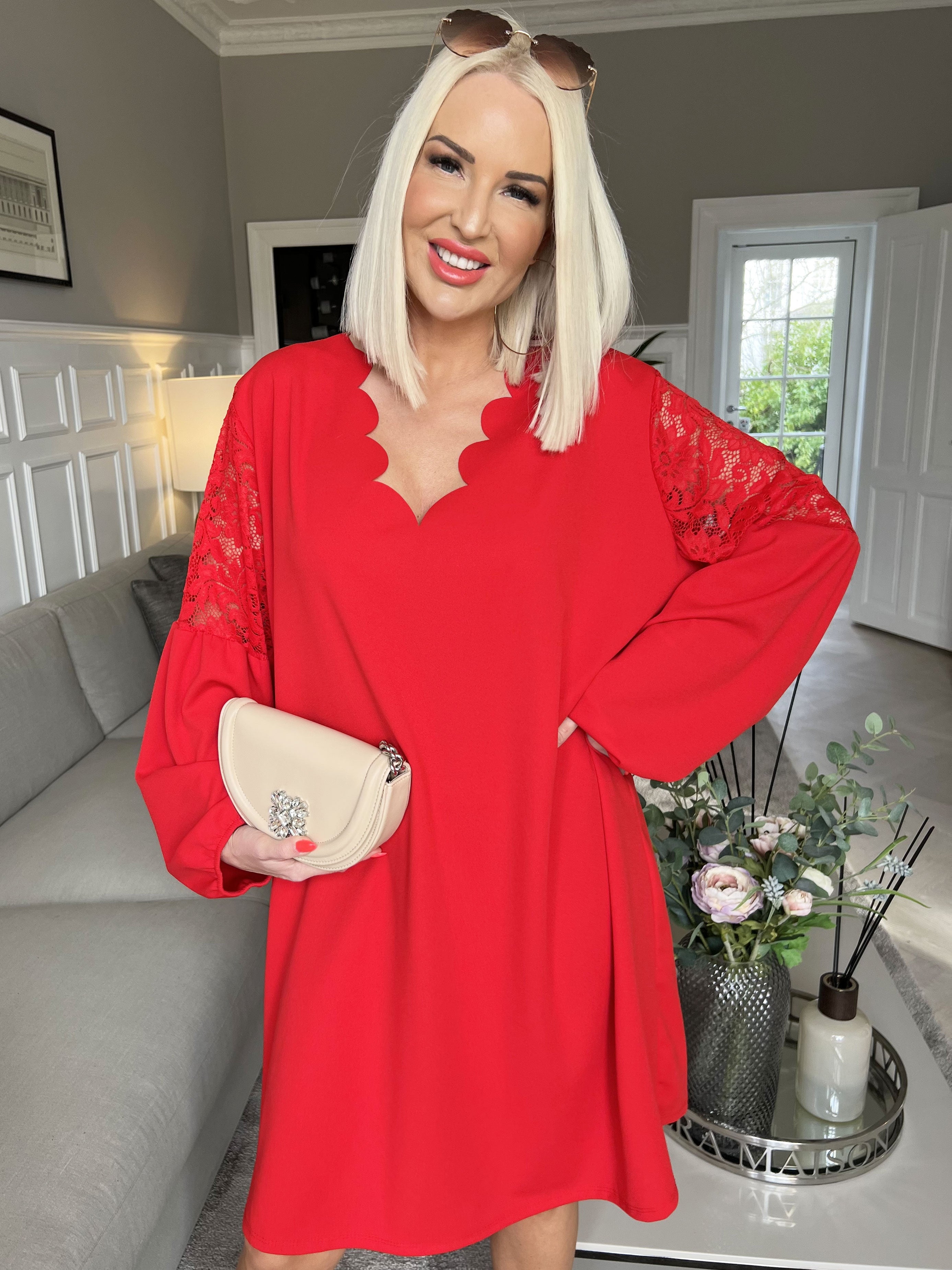 Carmen - Plain kjole med smuk blonderyg og ærmer